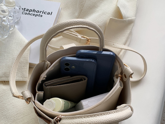 FRENCH NICHE SMALL SQUARE COMMUTING SHOULDER BAG